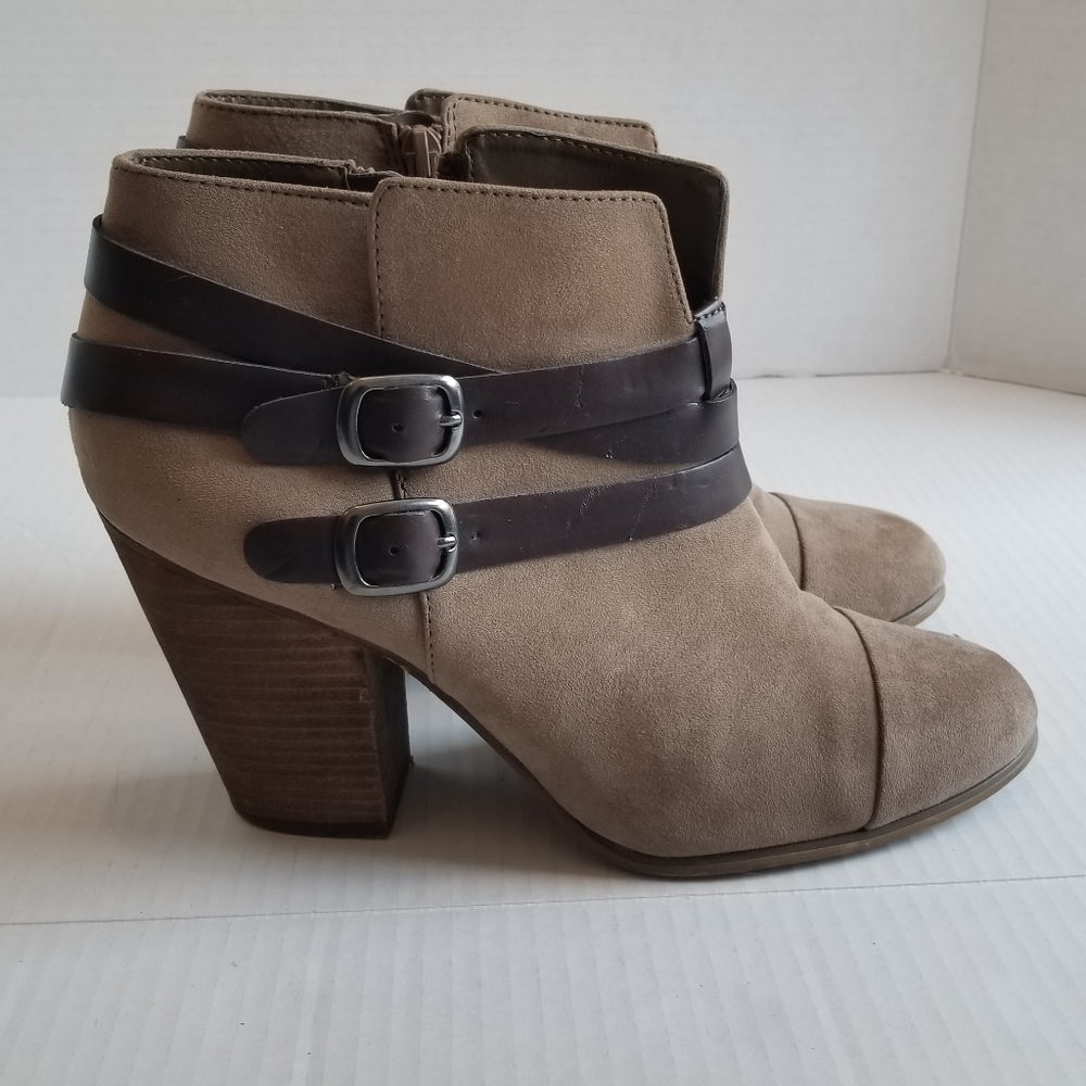 Carlos Santana Helene Ankle Bootie Buckle Cap Toe Stacked Heel Size 9.5 W